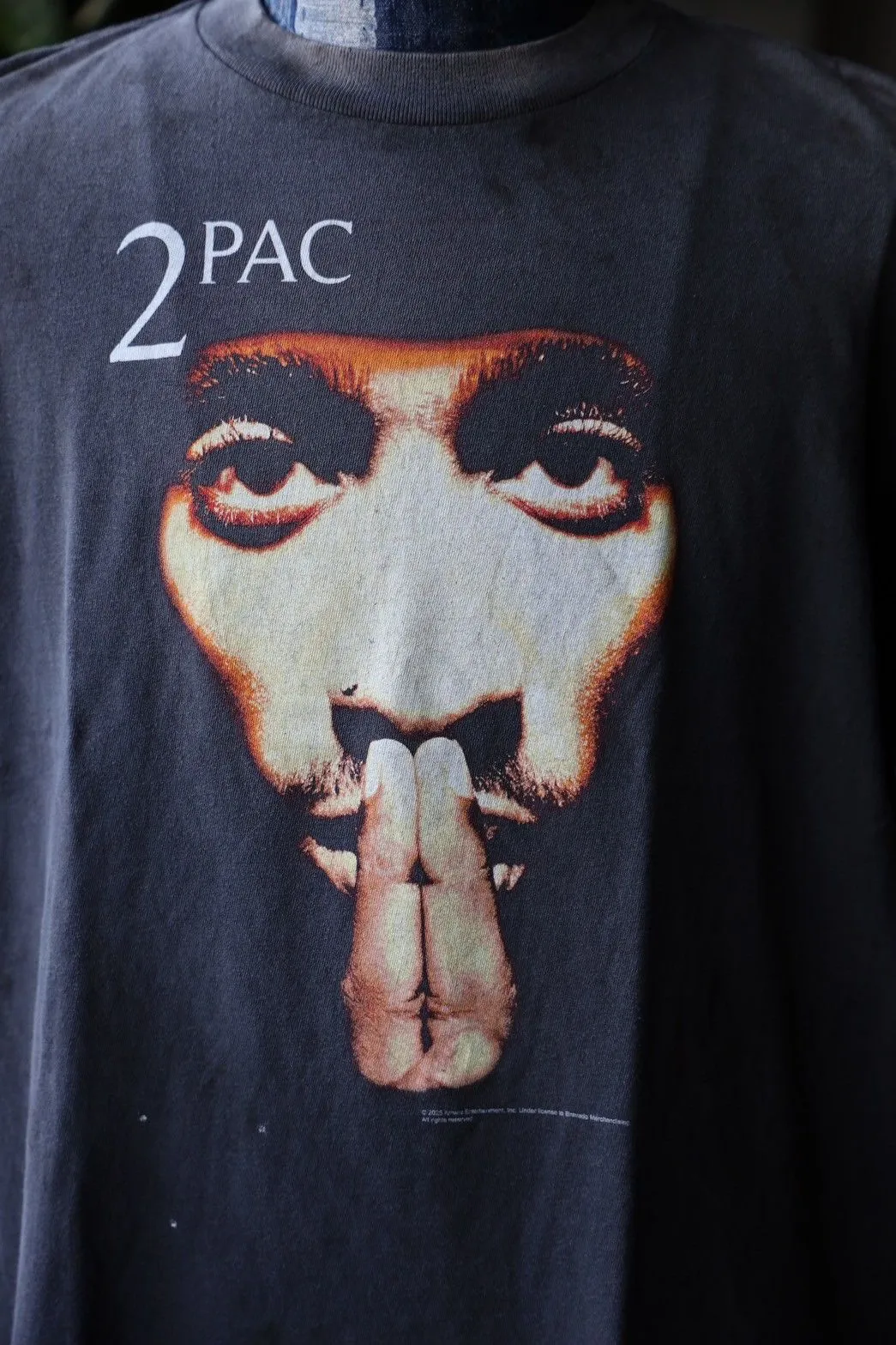 SAINT Mxxxxxx × 2PAC 2PC_SS TEE/2PAC/BLK 2PAC co-branded model 2PAC character TEE washed black S-XL A blockbuster co-branded project by the legendary hip-hop artist 2PAC The printing part refers to the iconic graphics on the cover of 2PAC's albums "R U Still Down" and "Shakur" The entire garment is rewashed and distressed/holes processed Printing cracked effect The ceiling of New Vintage 2PAC powder is a must-have